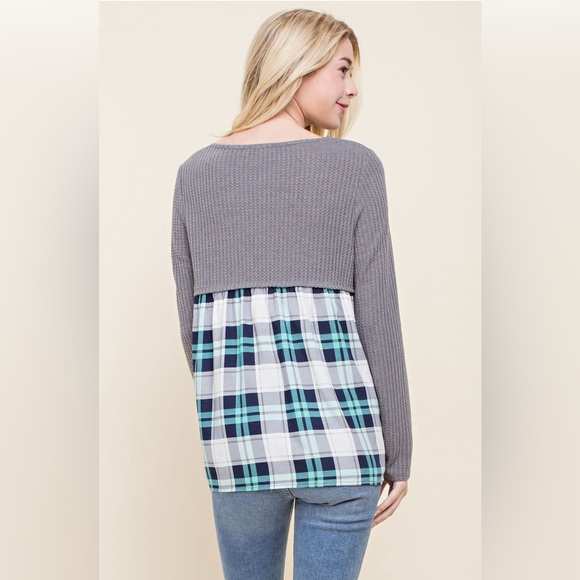 Grey key hole top with plaid accent - Picture 2 of 5